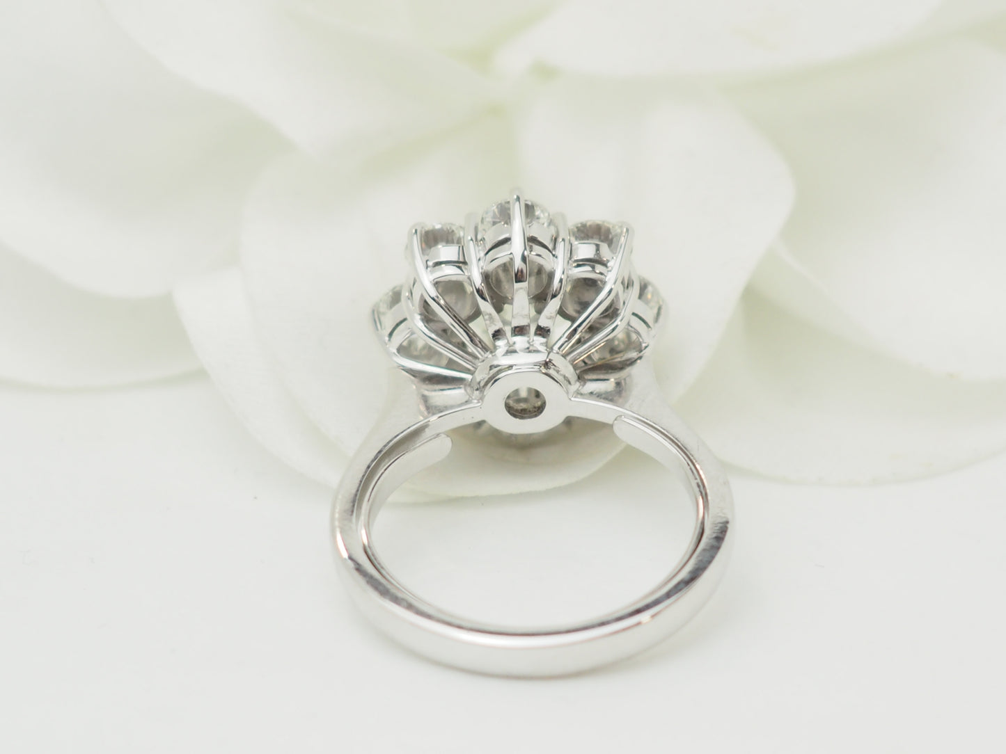 Bague marguerite ancienne en or blanc et diamants – Diamant central 1,80 carat