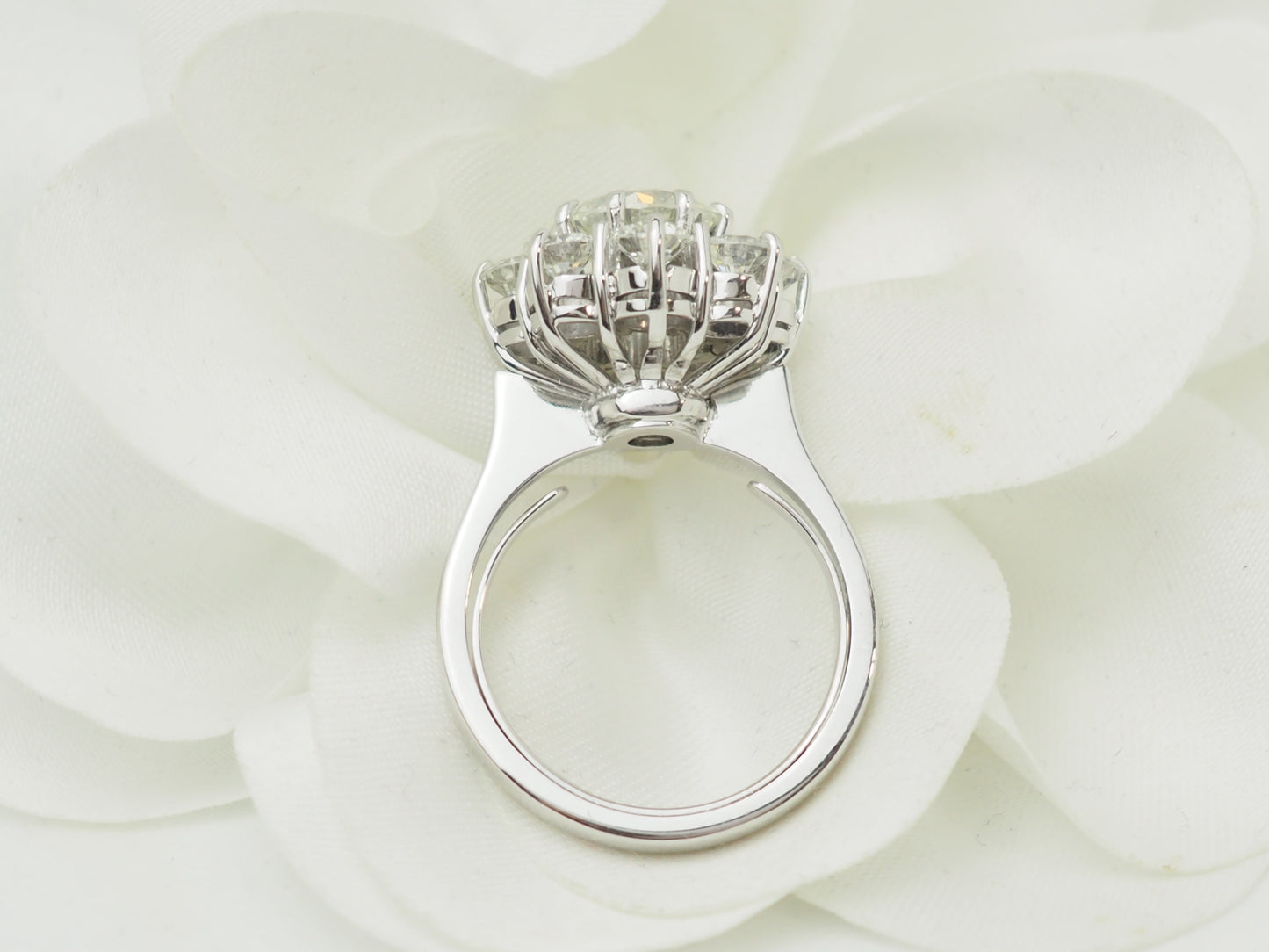 Bague marguerite ancienne en or blanc et diamants – Diamant central 1,80 carat