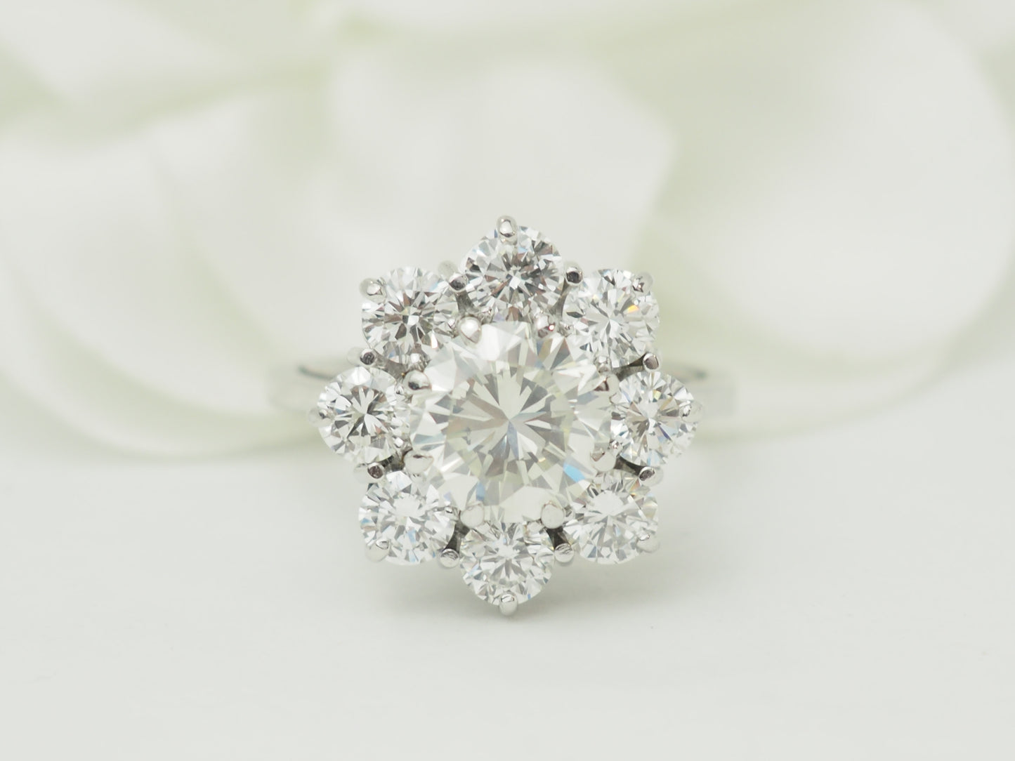 Bague marguerite ancienne en or blanc et diamants – Diamant central 1,80 carat