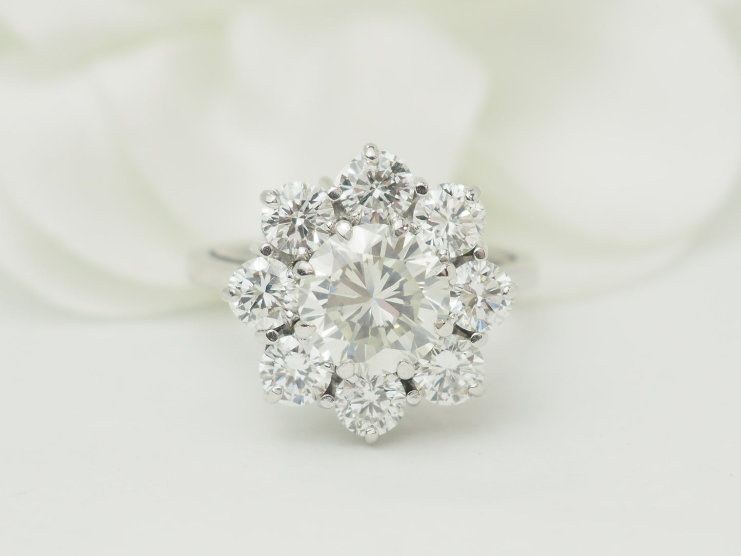 Bague marguerite ancienne en or blanc et diamants – Diamant central 1,80 carat