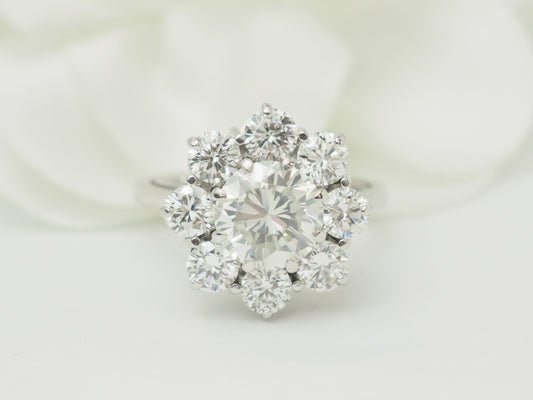 Bague marguerite ancienne en or blanc et diamants – Diamant central 1,80 carat