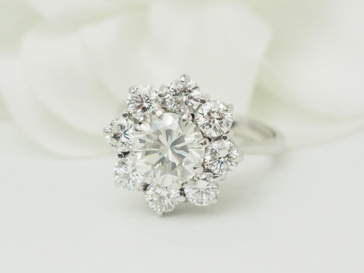 Bague marguerite ancienne en or blanc et diamants – Diamant central 1,80 carat