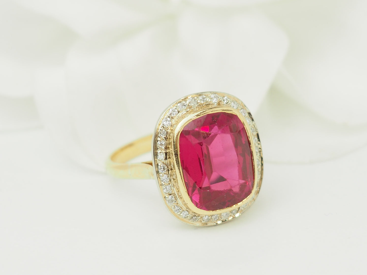 Bague Art nouveau en or jaune rubis de Verneuil et diamants