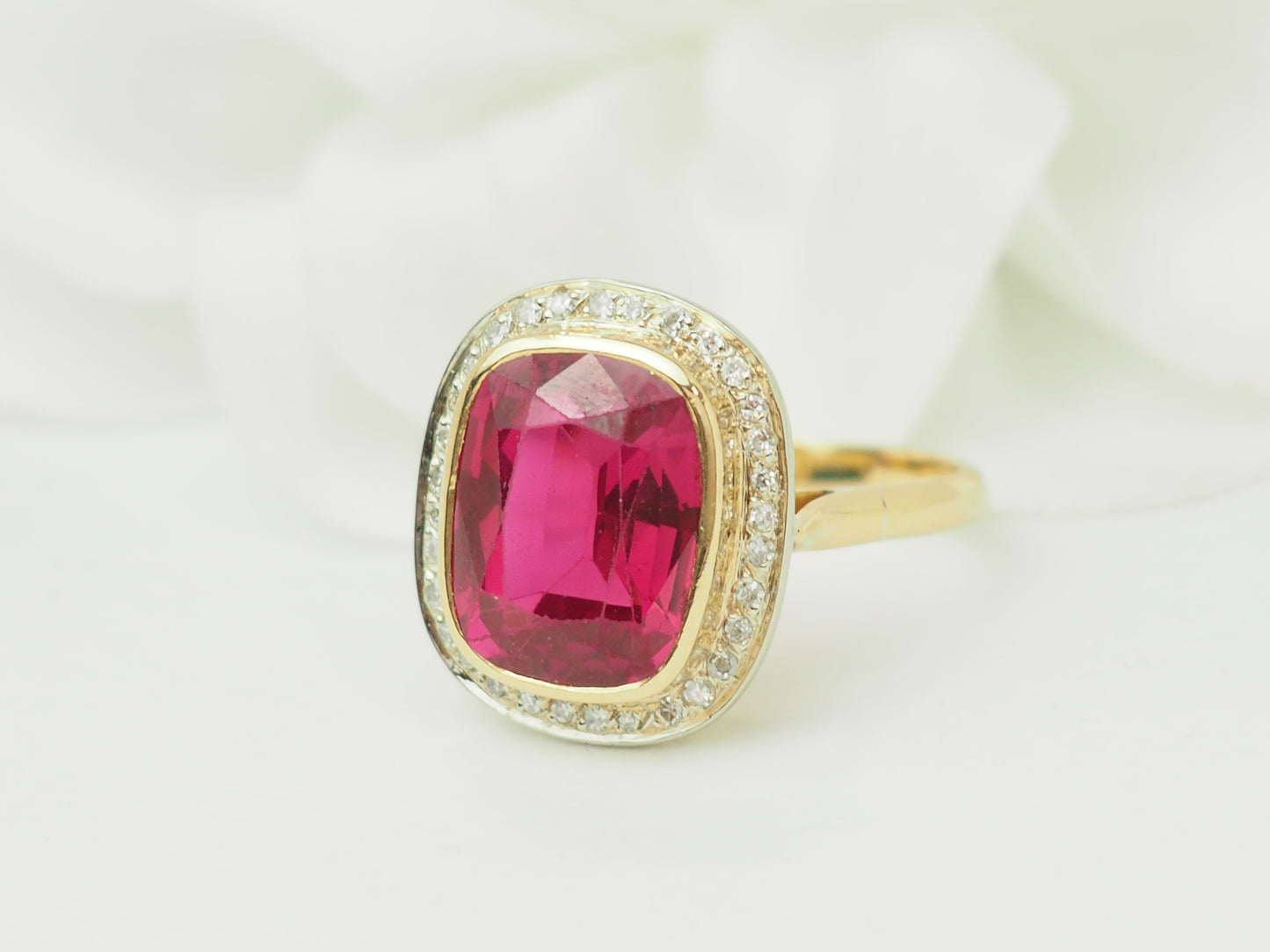 Bague Art nouveau en or jaune rubis de Verneuil et diamants
