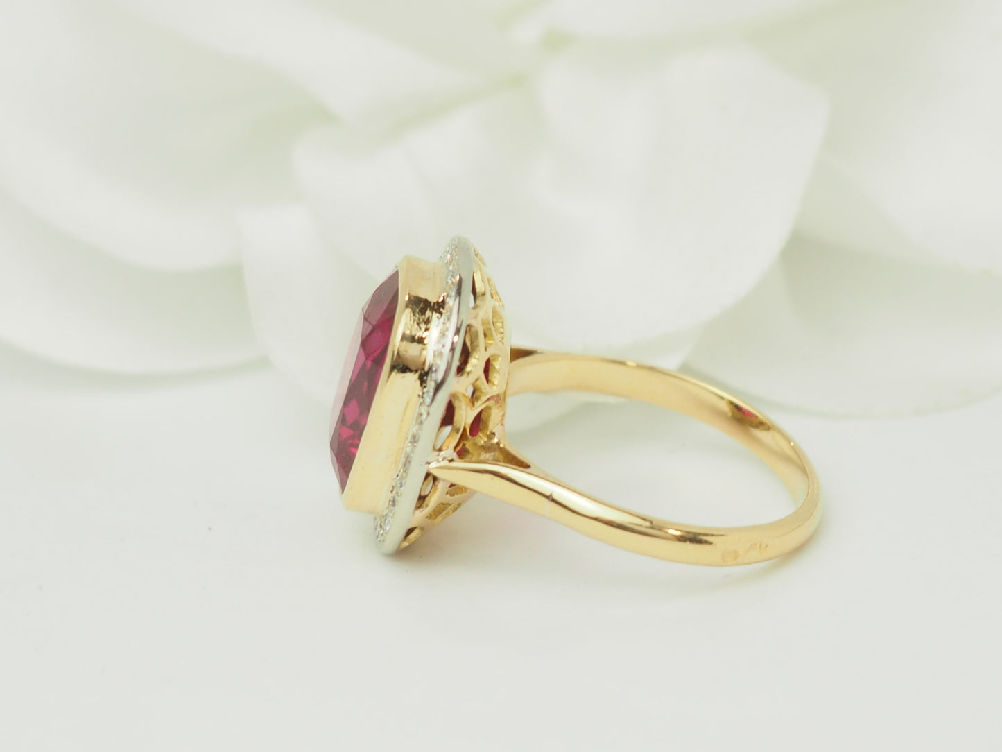 Bague Art nouveau en or jaune rubis de Verneuil et diamants