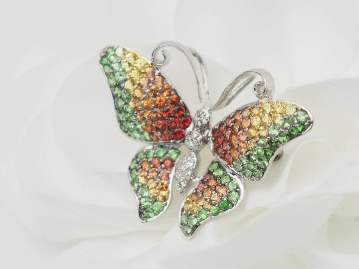 Broche papillon en or blanc, citrine, topaze et péridot