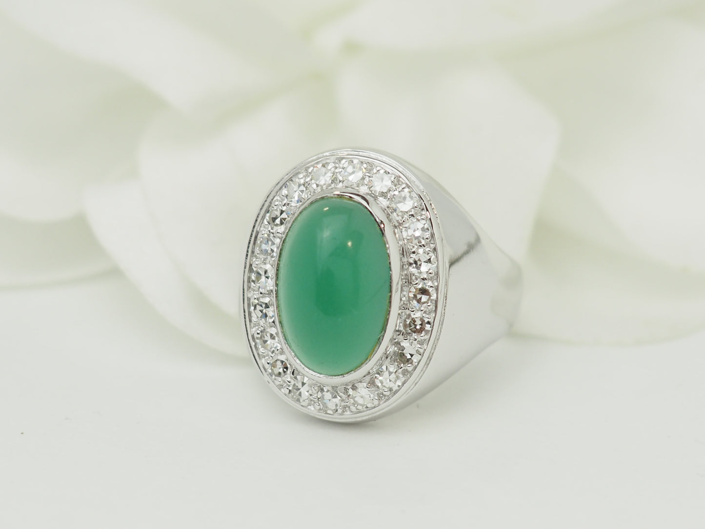 Bague chevalière ancienne en or blanc, agate verte et diamants