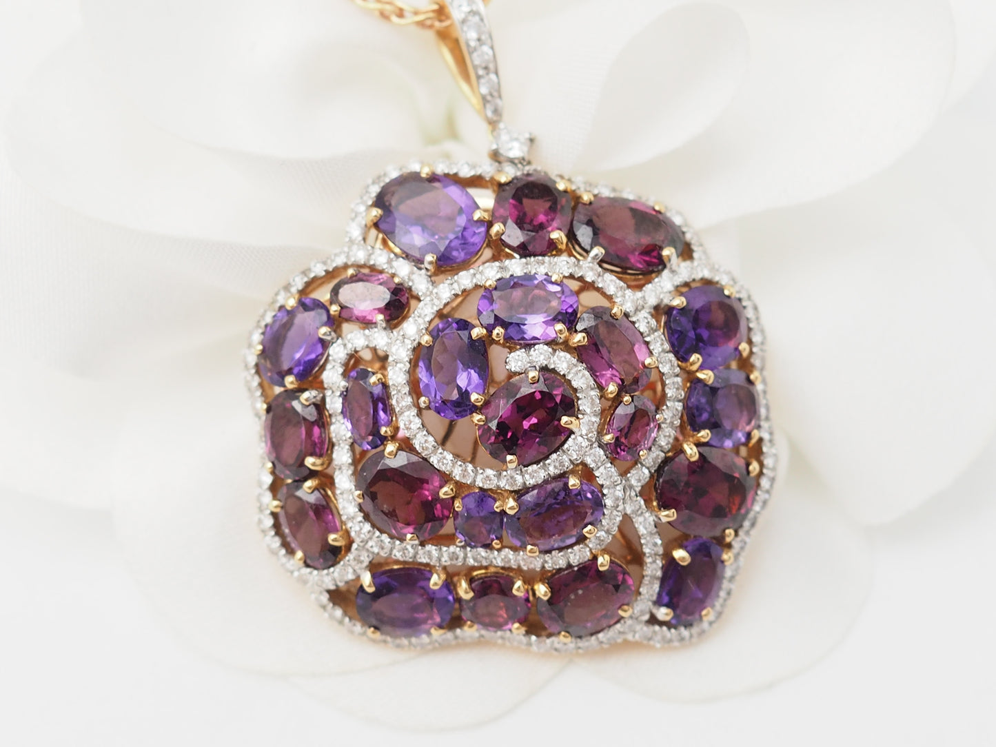 Collier pendentif fleur en or rose, pierres fines et diamants