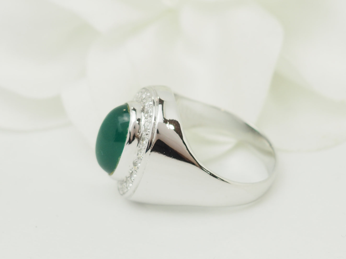 Bague chevalière ancienne en or blanc, agate verte et diamants