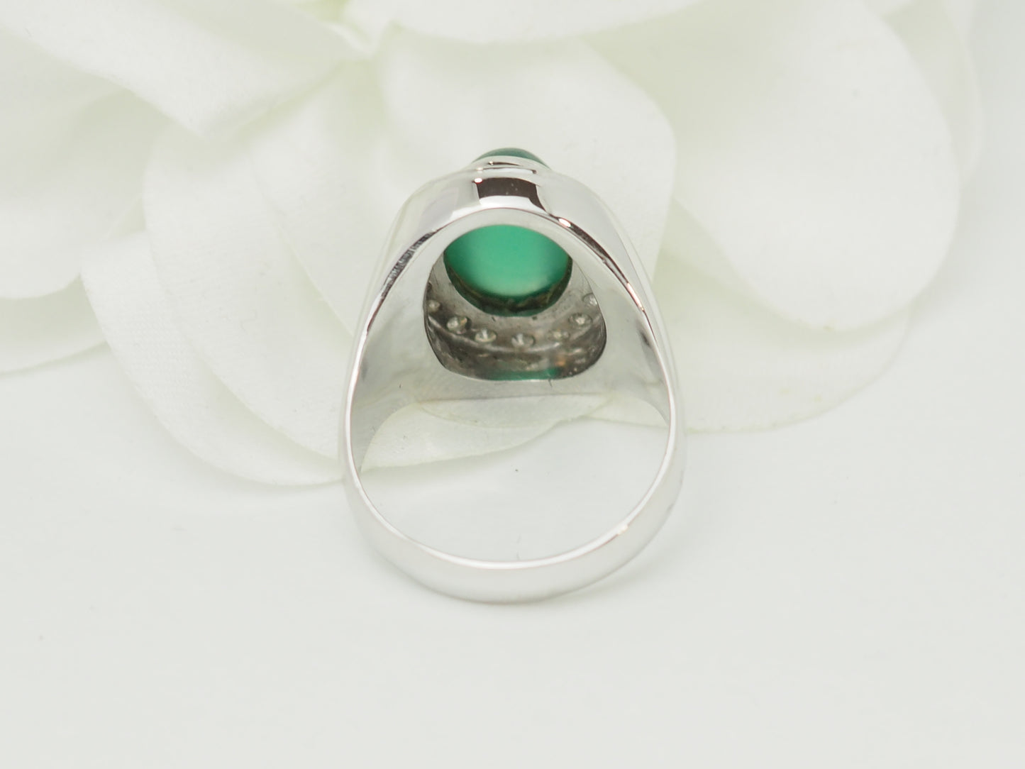 Bague chevalière ancienne en or blanc, agate verte et diamants