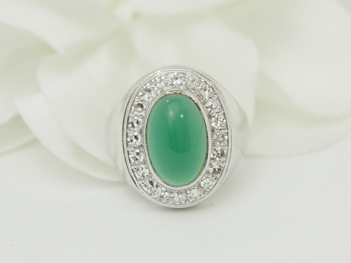 Bague chevalière ancienne en or blanc, agate verte et diamants
