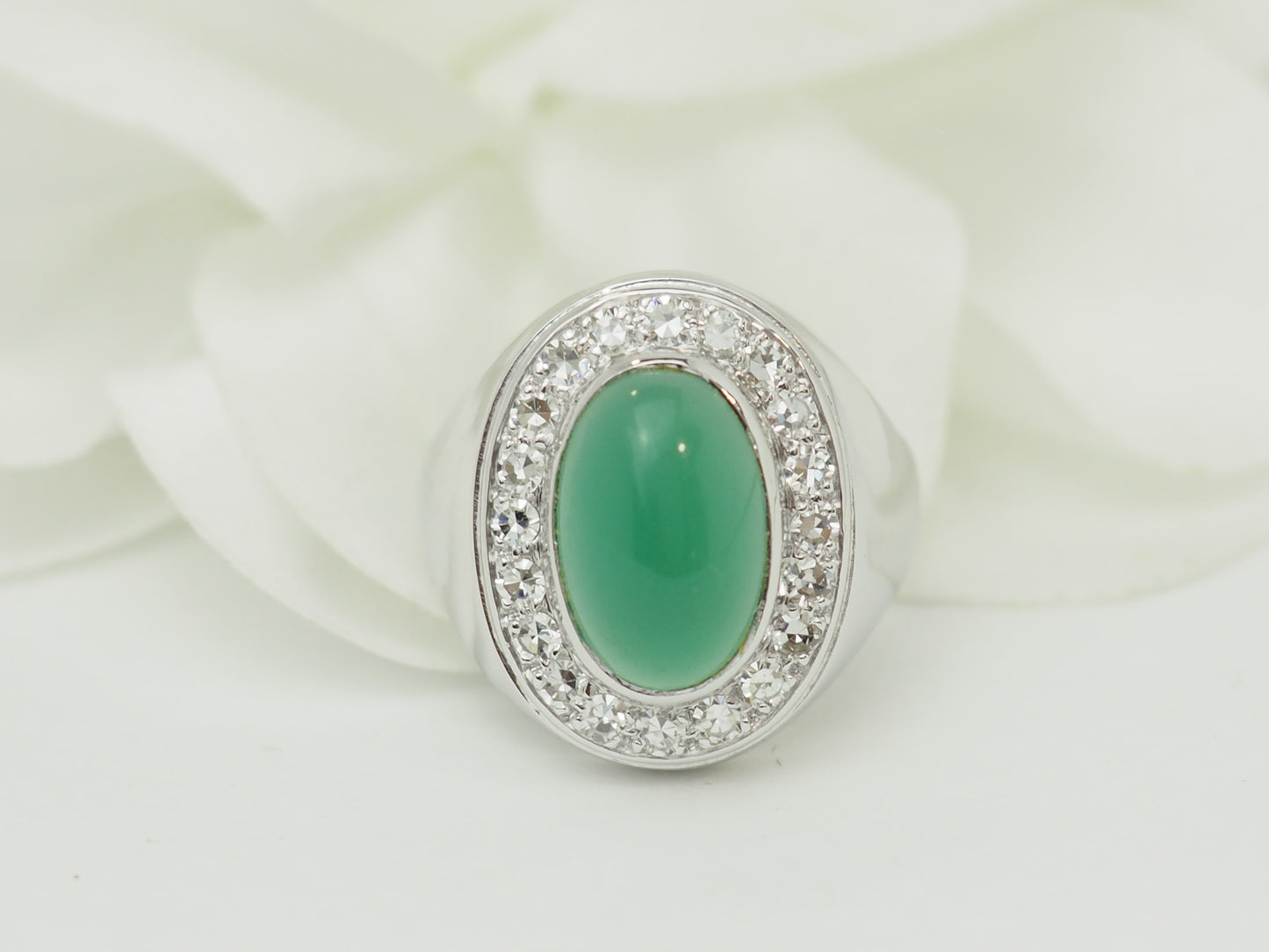 Bague chevalière ancienne en or blanc, agate verte et diamants