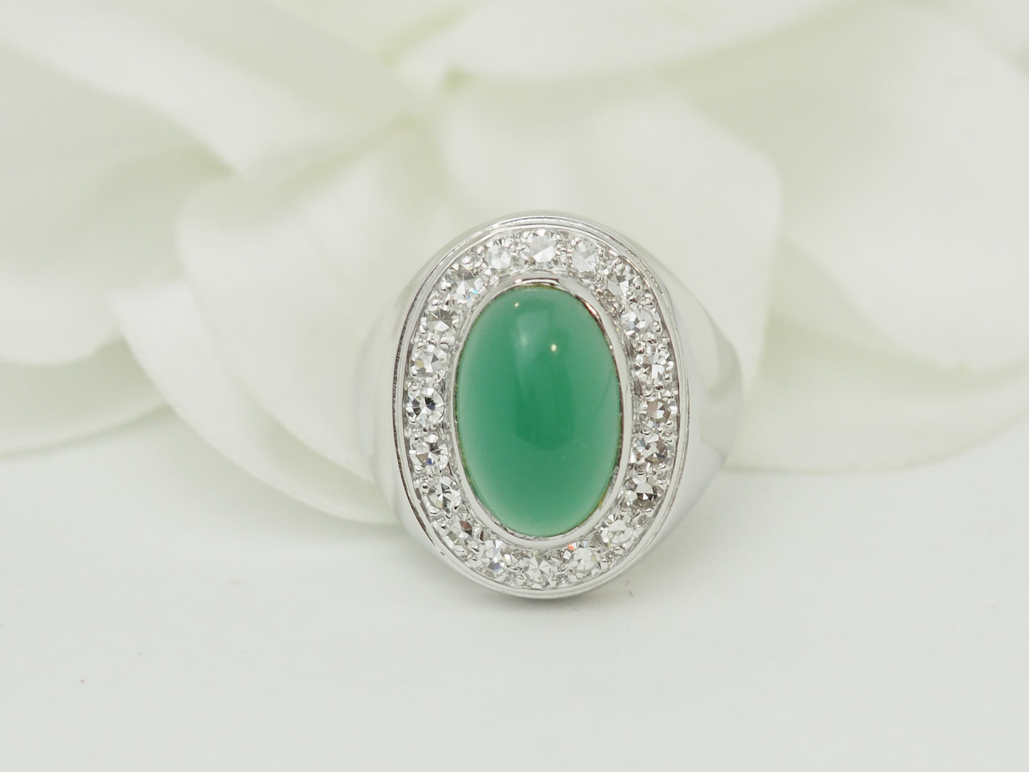 Bague chevalière ancienne en or blanc, agate verte et diamants