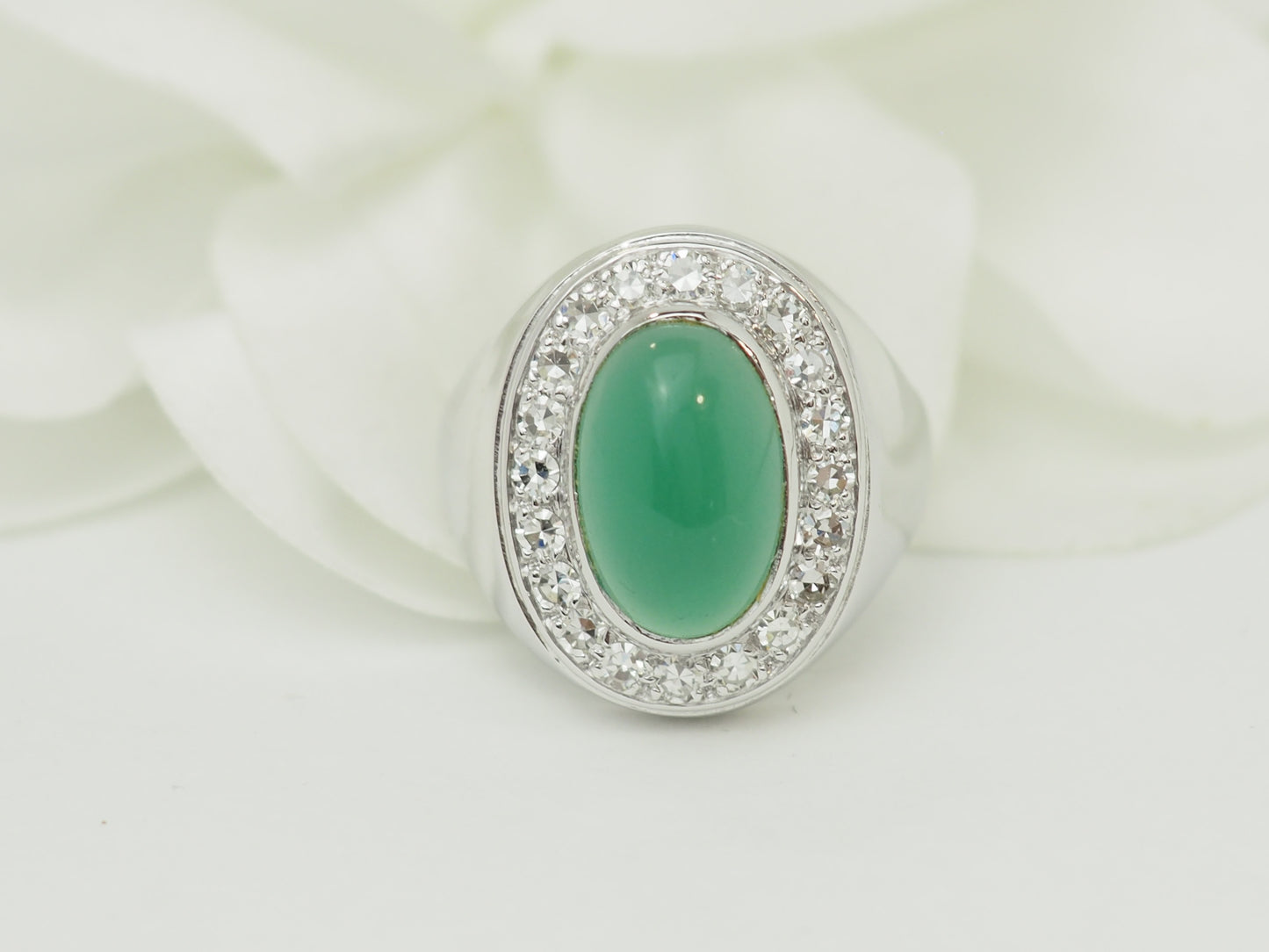 Bague chevalière ancienne en or blanc, agate verte et diamants
