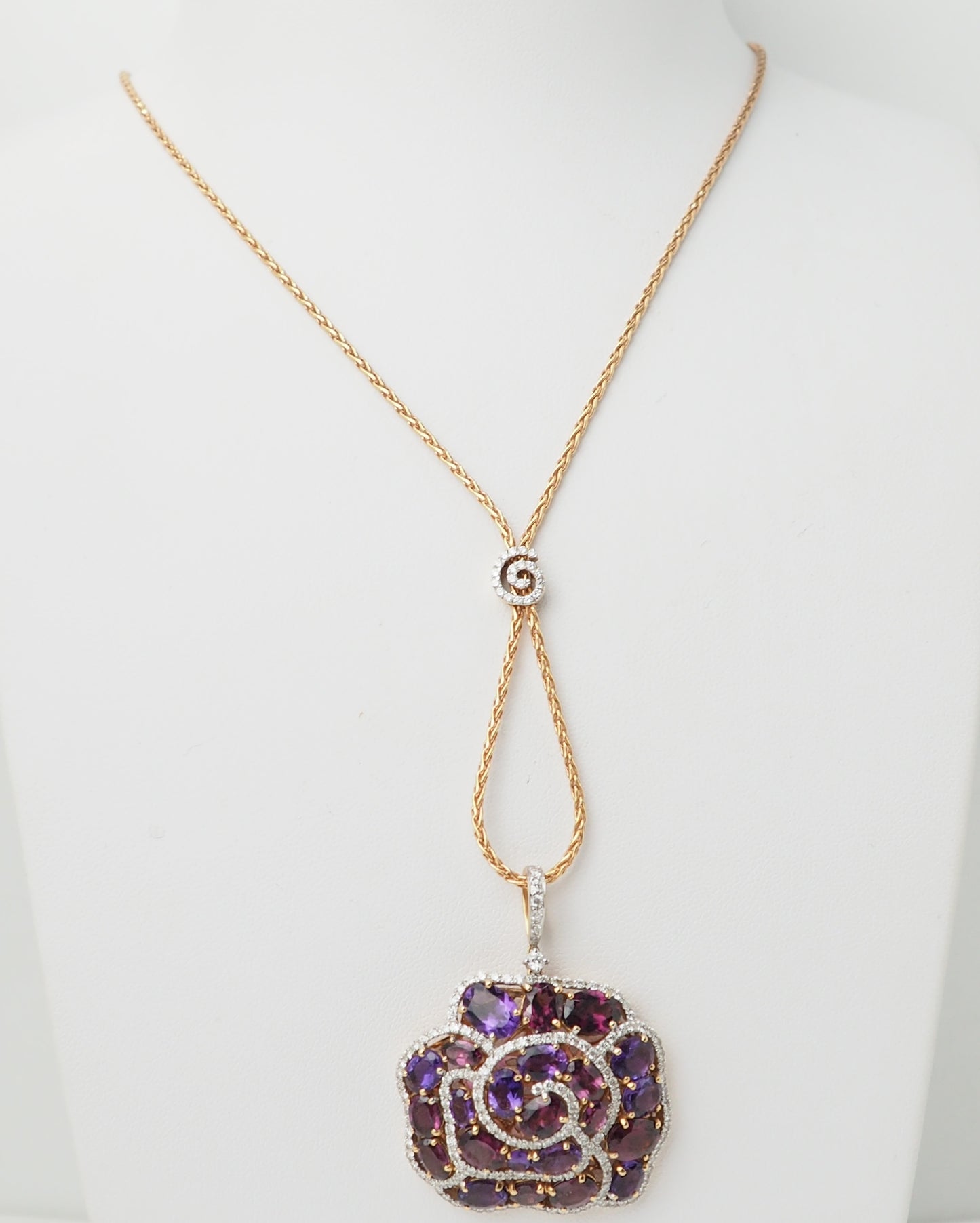 Collier pendentif fleur en or rose, pierres fines et diamants