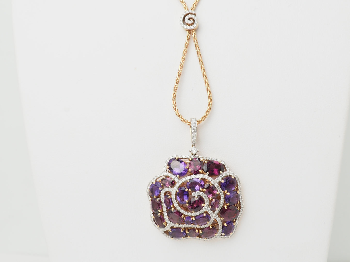 Collier pendentif fleur en or rose, pierres fines et diamants