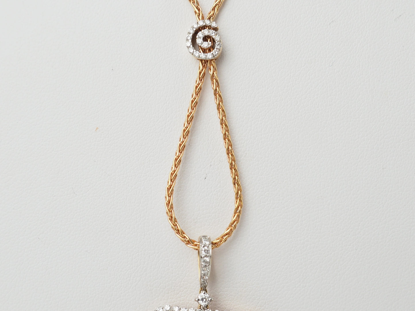 Collier pendentif fleur en or rose, pierres fines et diamants