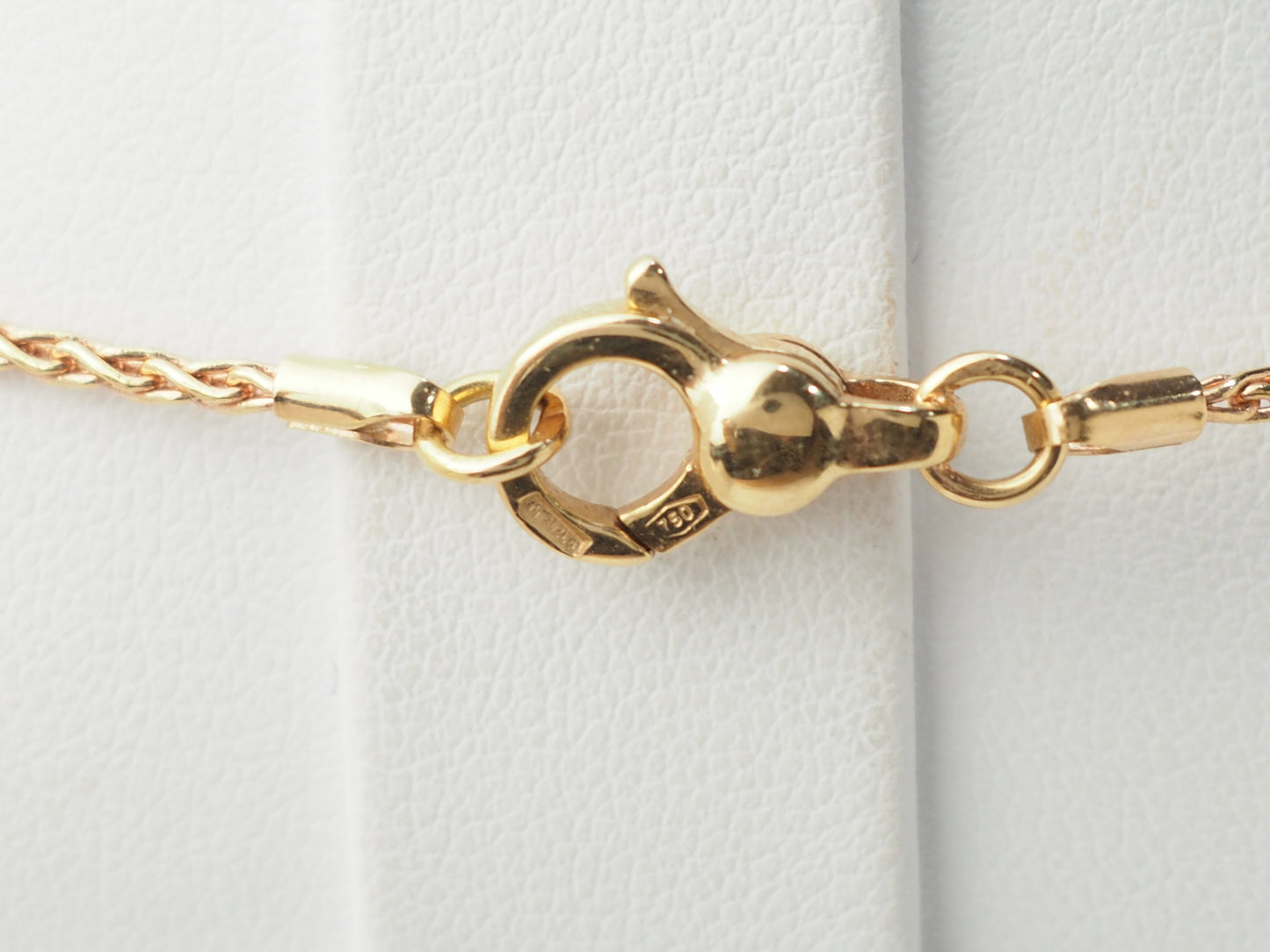 Collier pendentif fleur en or rose, pierres fines et diamants