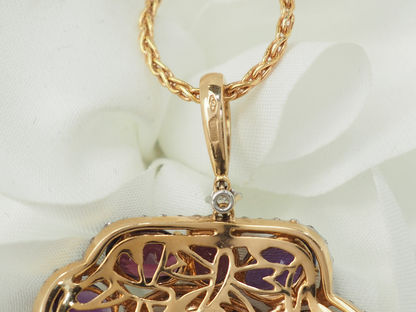 Collier pendentif fleur en or rose, pierres fines et diamants