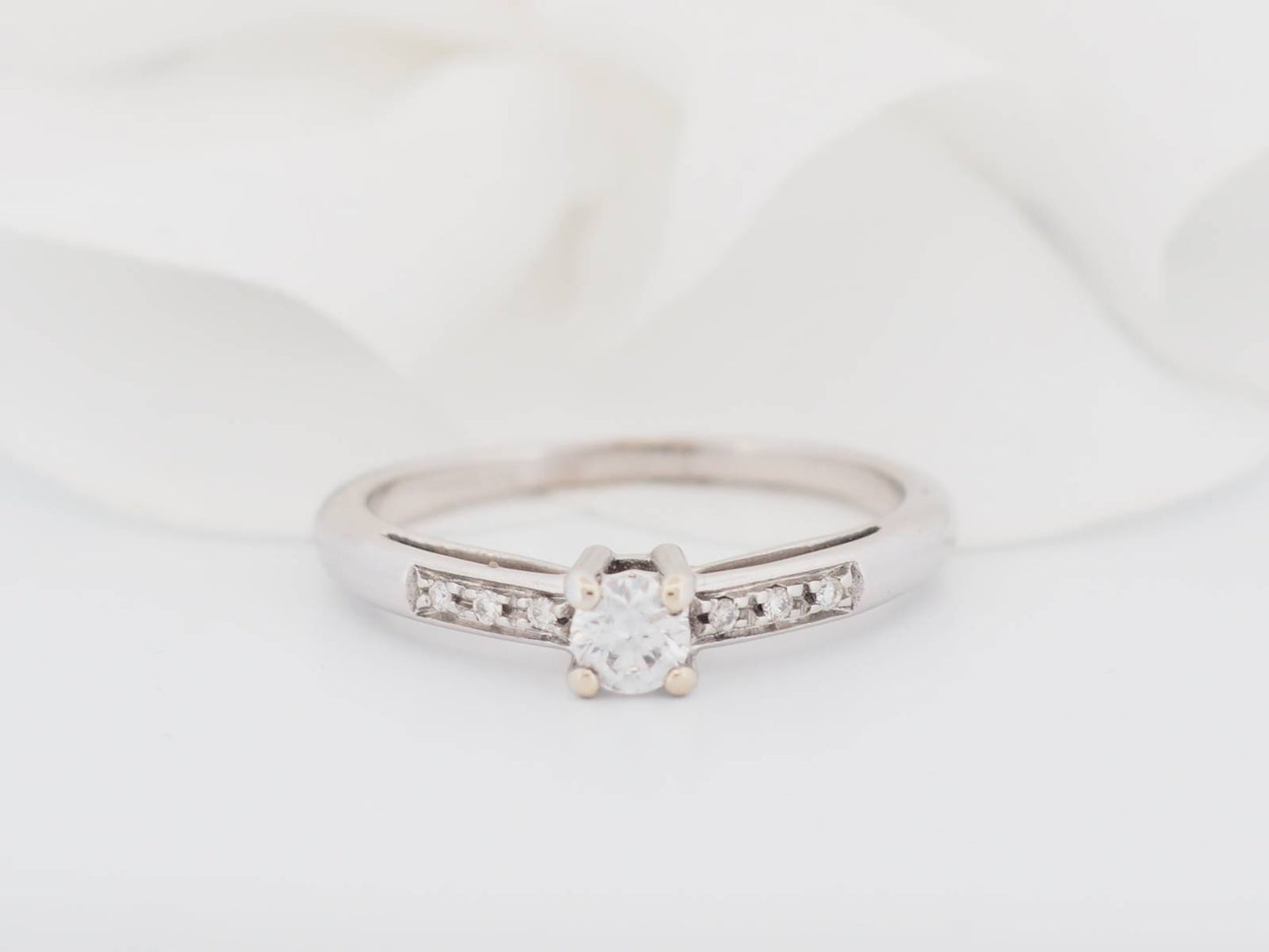 Bague Solitaire Sel de Ma vie en or blanc et diamants en vente à Marseille