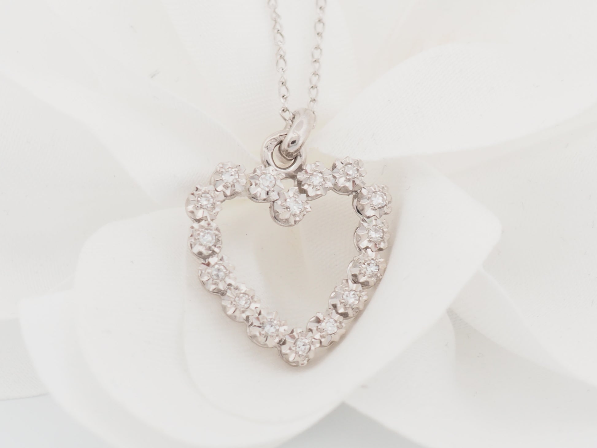 Pendentif coeur en or blanc et diamants