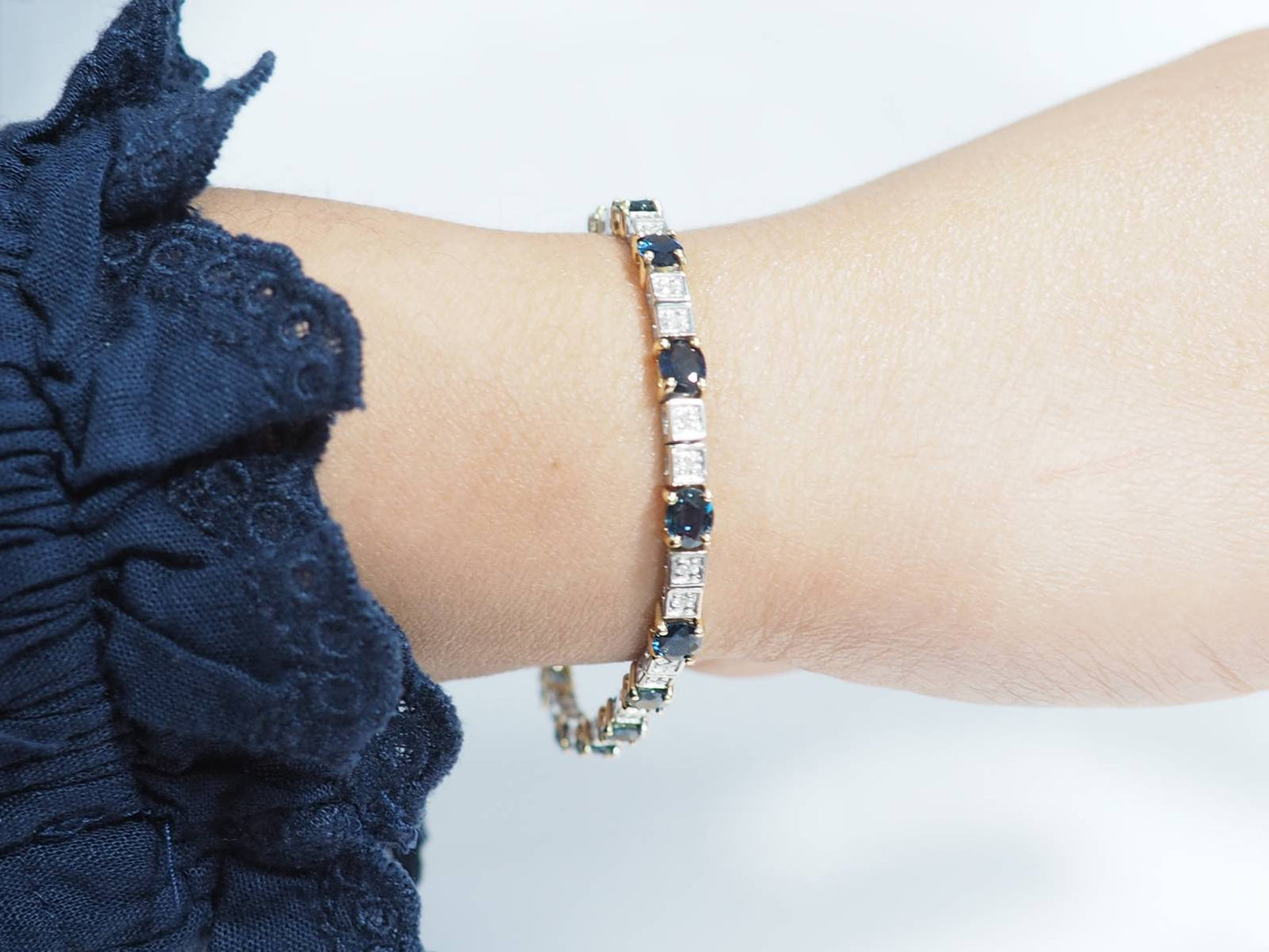 Bracelet souple en or bicolore, saphir et diamants
