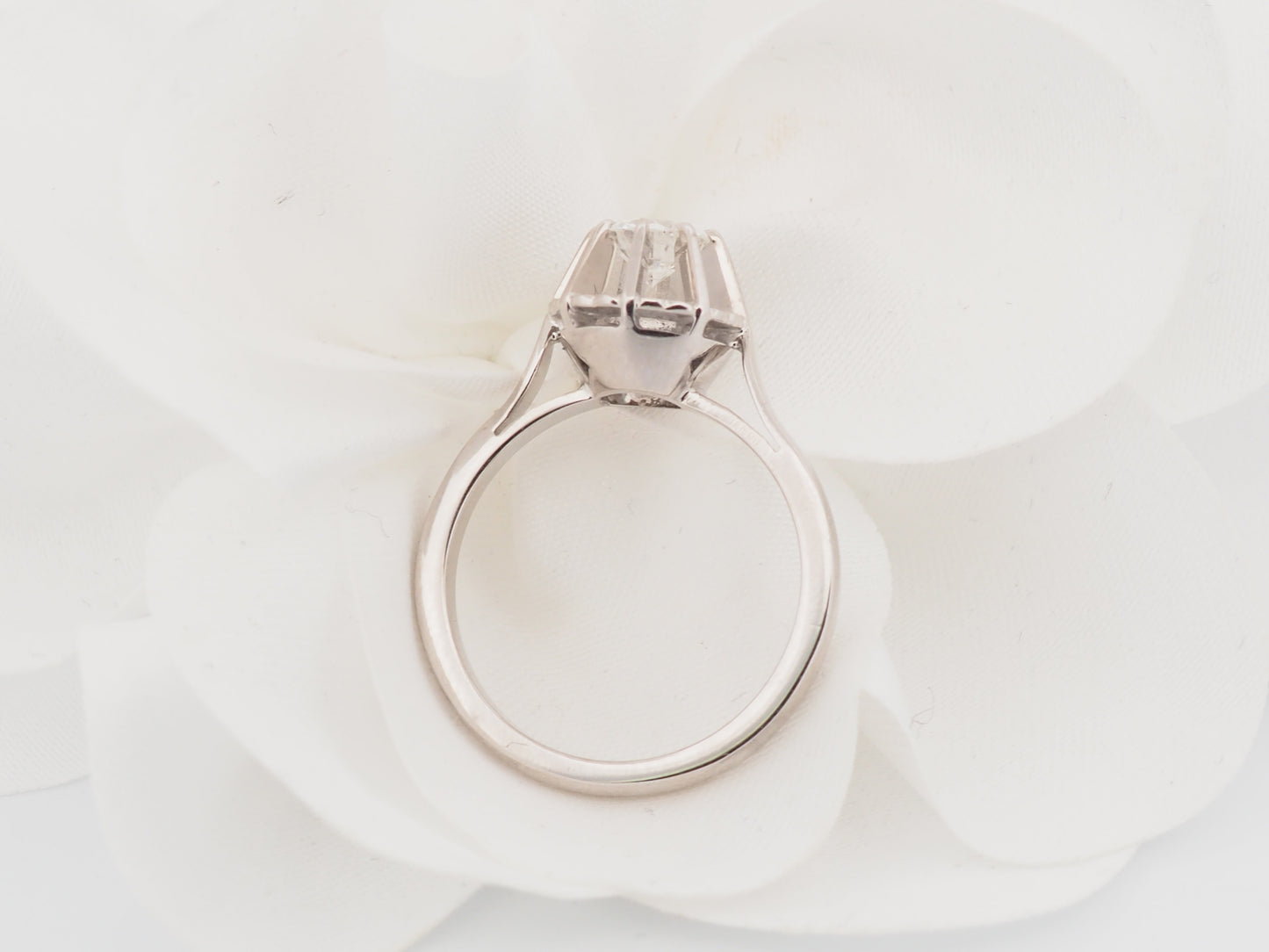 Bague solitaire en or blanc et diamant