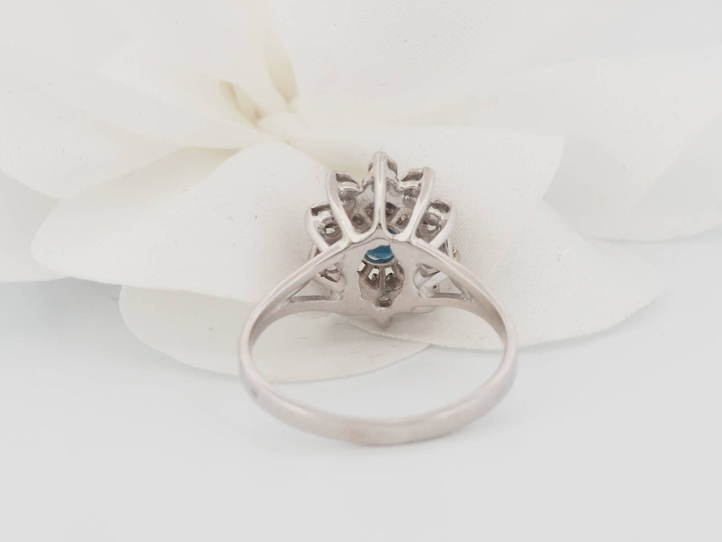 Bague entourage en or blanc, saphir et diamants