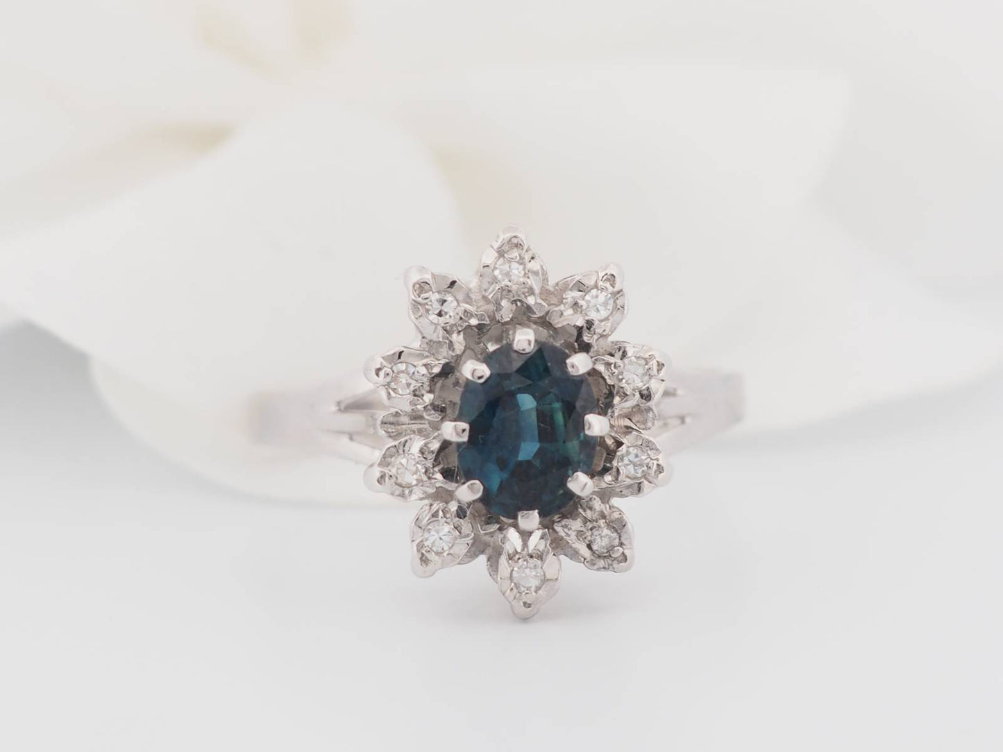 Bague entourage en or blanc, saphir et diamants 