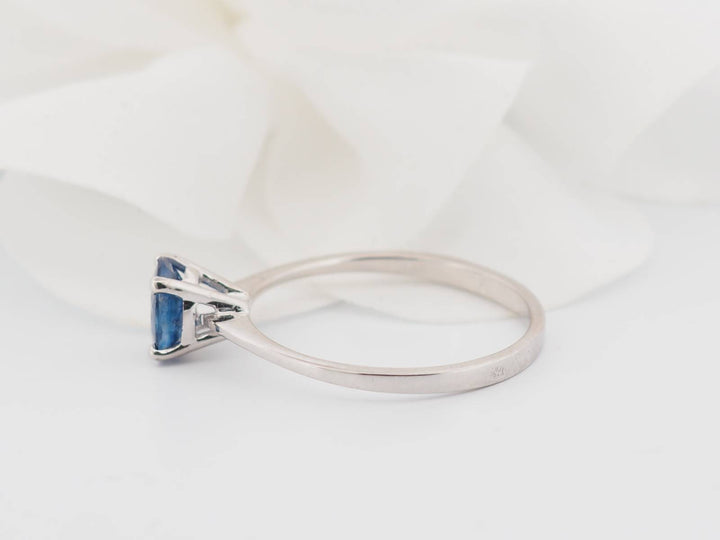 Bague solitaire en or blanc et saphir ovale