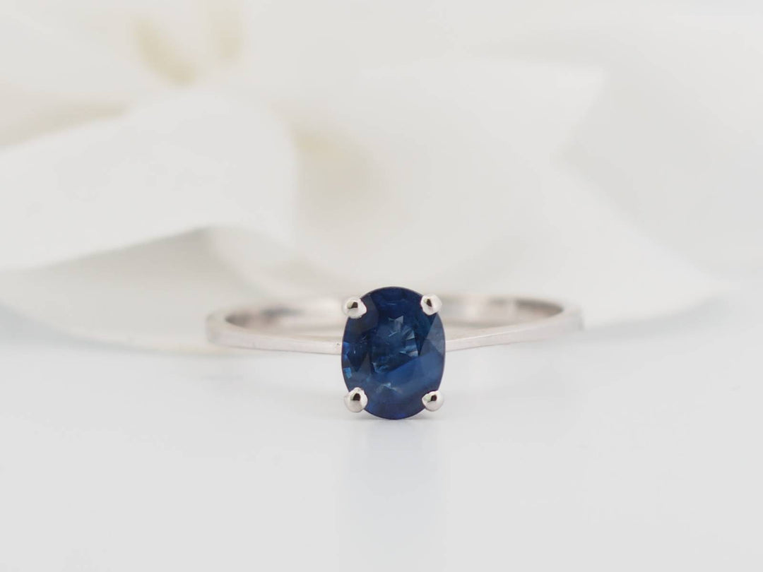 Bague solitaire en or blanc et saphir ovale