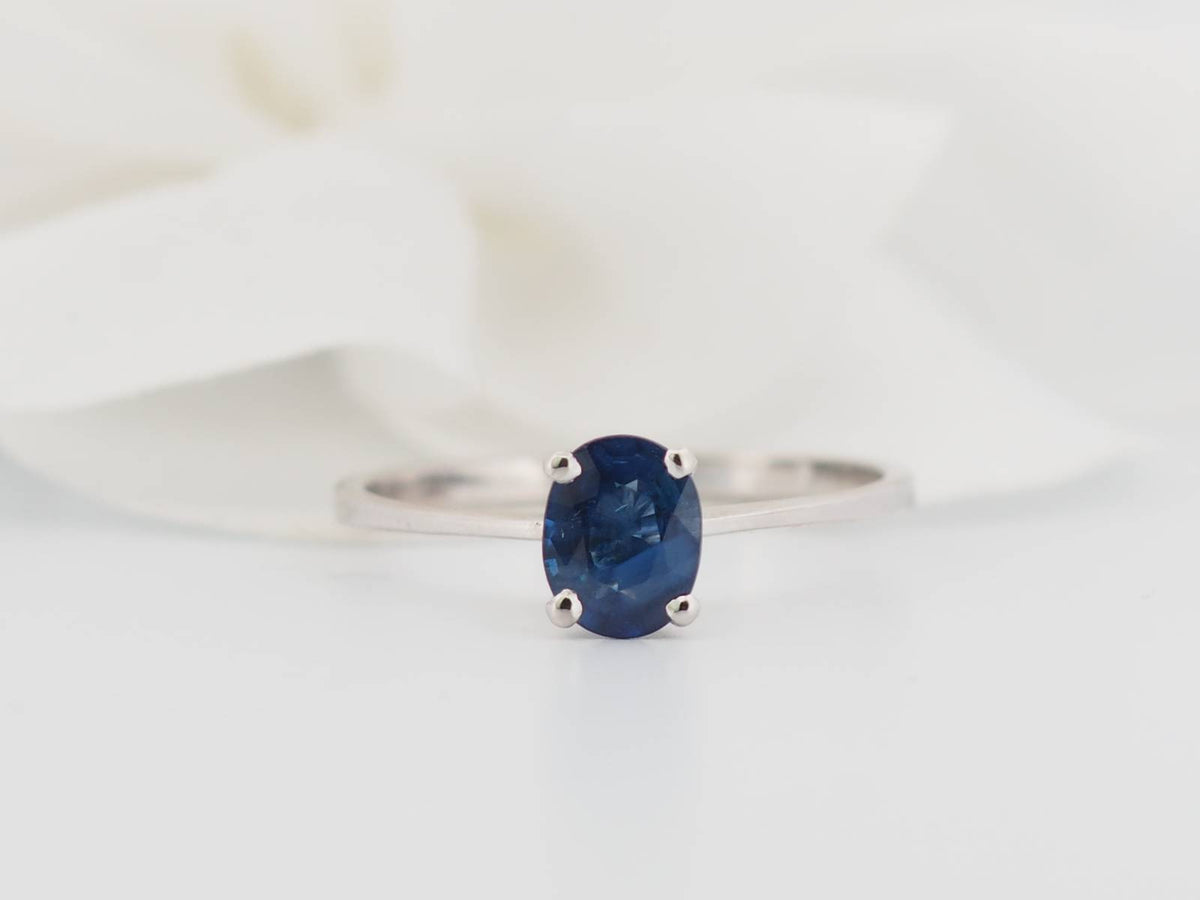 Bague solitaire en or blanc et saphir ovale