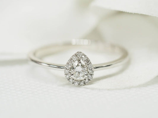 Bague solitaire en or blanc et diamants 0,15 ct en forme de poire