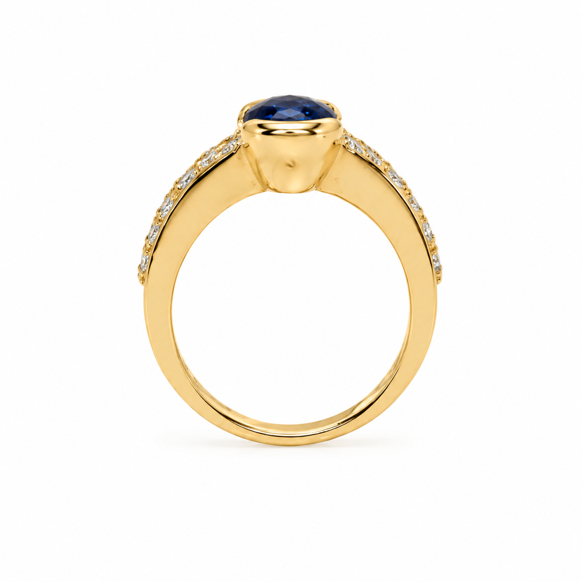 Bague de fiançailles en or jaune sertie d'un saphir et diamants