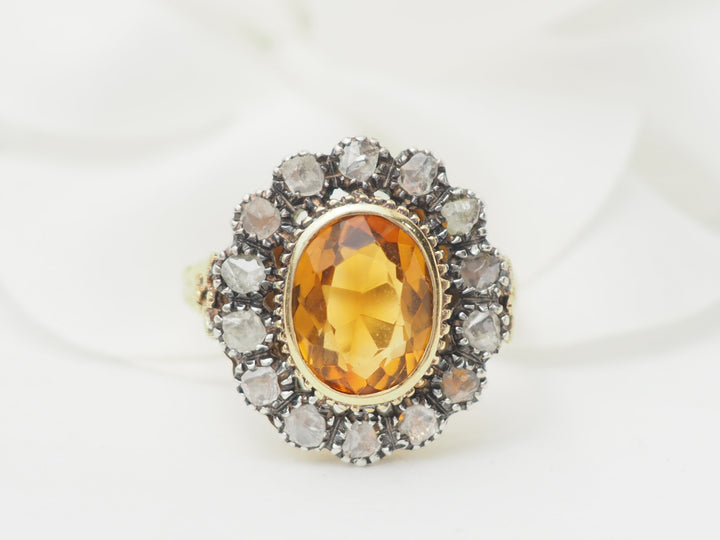 Bague ancienne en or jaune avec pierre précieuse, vue détaillée.