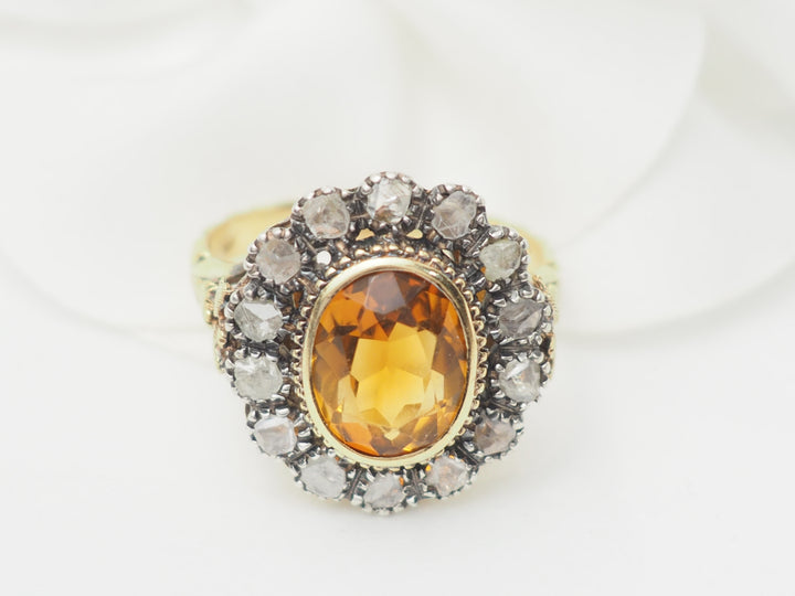 Bague ancienne en or jaune avec pierre précieuse, vue détaillée.