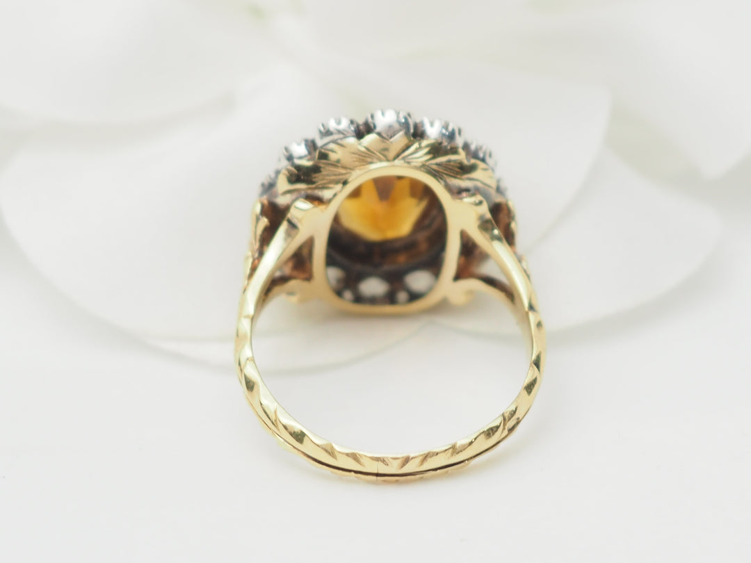 Bague ancienne en or jaune avec pierre précieuse, vue de face.