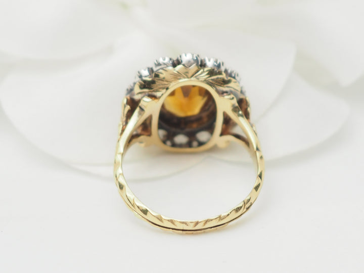 Bague ancienne en or jaune avec pierre précieuse, vue de face.
