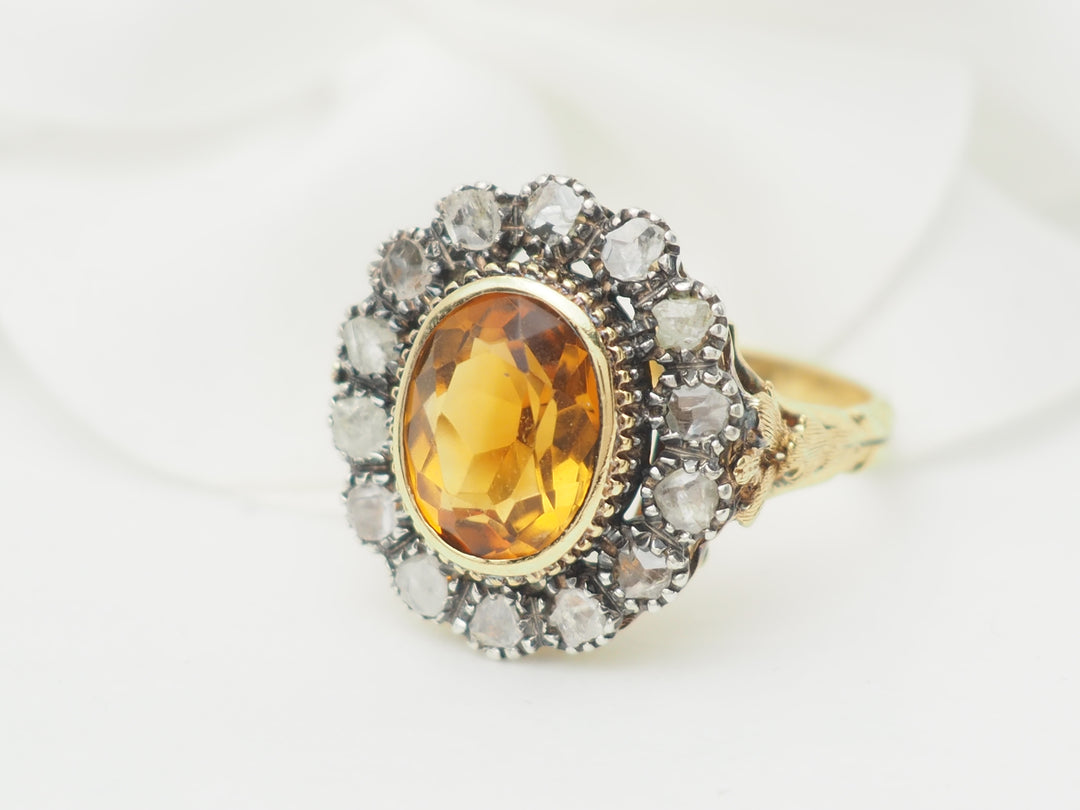 Bague ancienne en or jaune avec topaze ovale, vue détaillée.