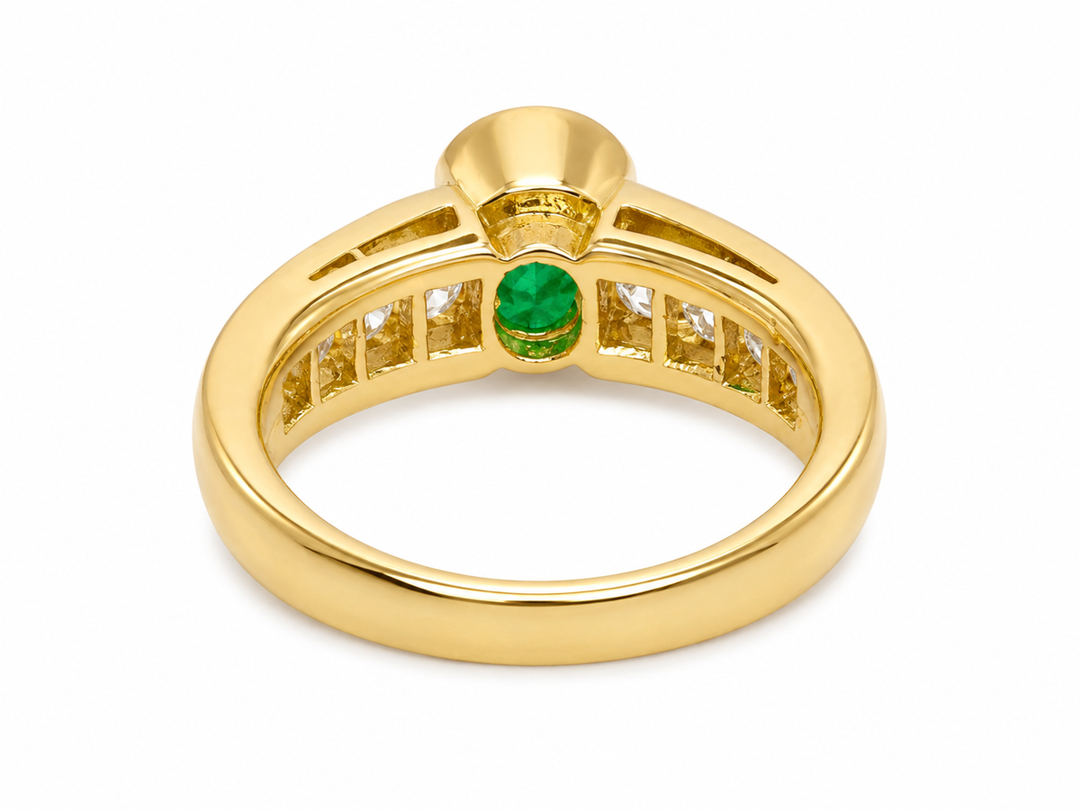 Bague en or jaune 18 carats, émeraude ovale et diamants