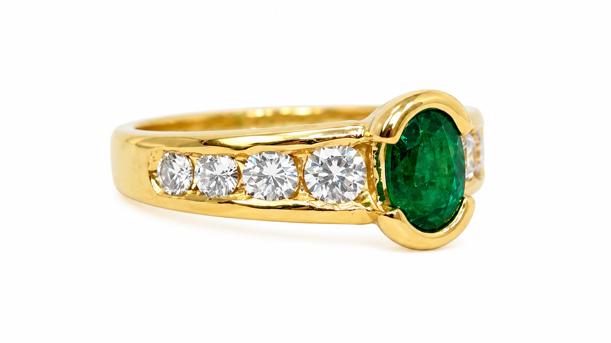 Bague en or jaune 18 carats, émeraude ovale et diamants