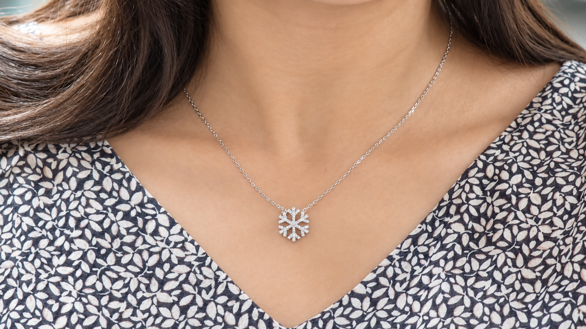 Collier flocon de neige or gris 18 carats diamants 0,30 ct