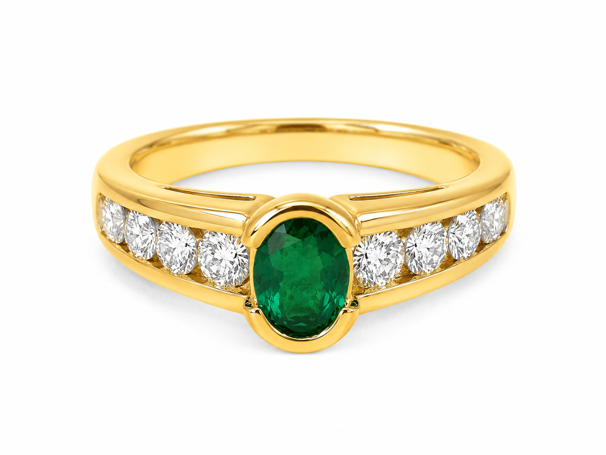 Bague en or jaune 18 carats, émeraude ovale et diamants