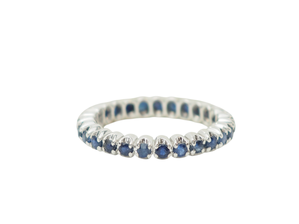 Alliance complète L'Aurore en or blanc 18 carats sertie d'un tour complet de saphirs bleus naturels