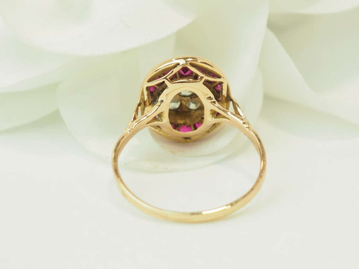 Vue arrière de la bague Art Nouveau L'Aurore en or jaune et platine avec rubis calibrés et diamants taille rose