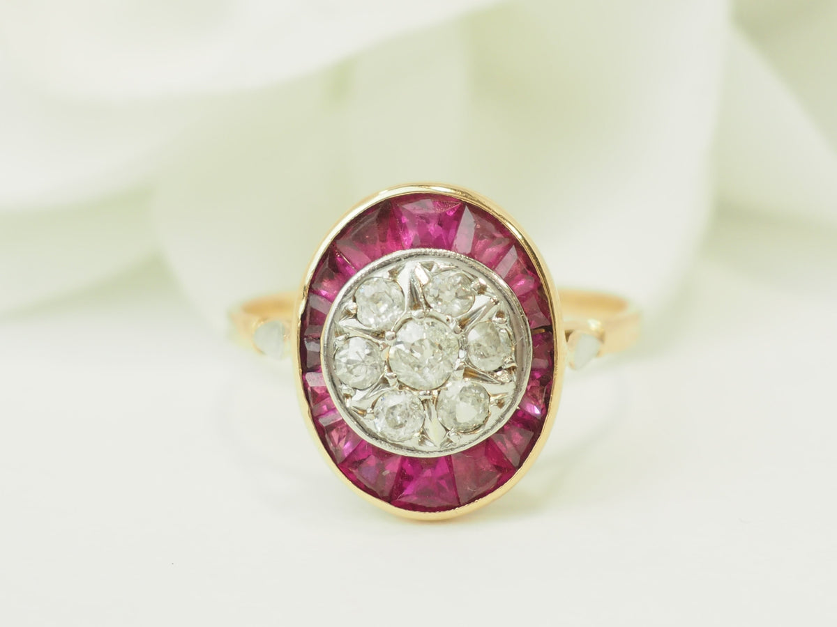 Bague ancienne Art Nouveau L'Aurore en or jaune et platine, sertie de rubis calibrés et de diamants taille rose.
