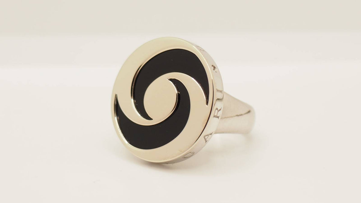 Bague L'Aurore Bulgari Yin Yang en or blanc et acier avec un plateau tournant serti d'onyx noir