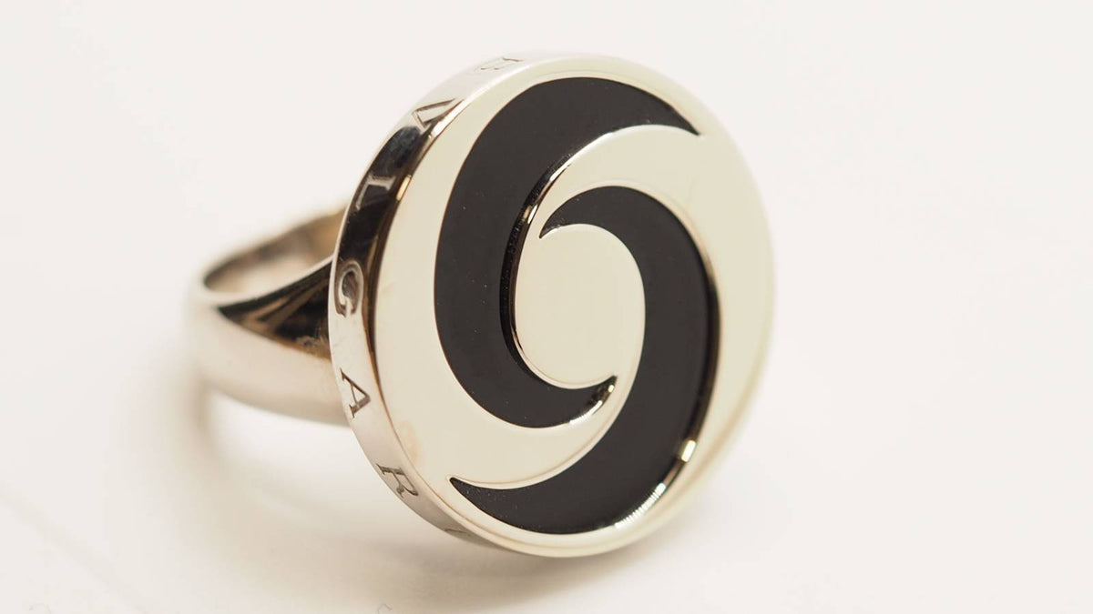 Bague L'Aurore Bulgari Yin Yang en or blanc et acier avec plateau tournant serti d'onyx noir