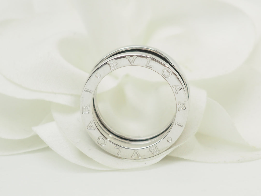 Bague Bvlgari B.zero1 en or blanc 18 carats, 8 mm de large, avec signature gravée, proposée par L&