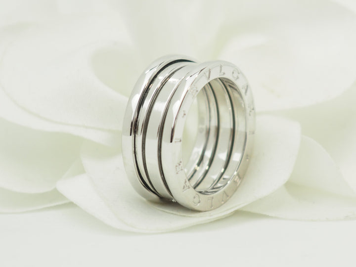 Bague Bvlgari B.ZERO1 en or blanc 18 carats, 8 mm de large, avec signature gravée, proposée par L&